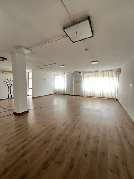 Tirane, jepet me qera dyqan , 200 m² 2.400 € (ish blloku)