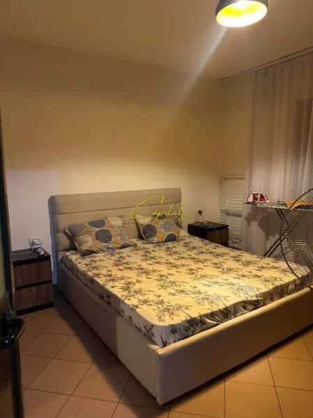 Tirane, jepet me qera apartament 1+1 Kati 2, 55 m² 370 € (YZBERISHT)