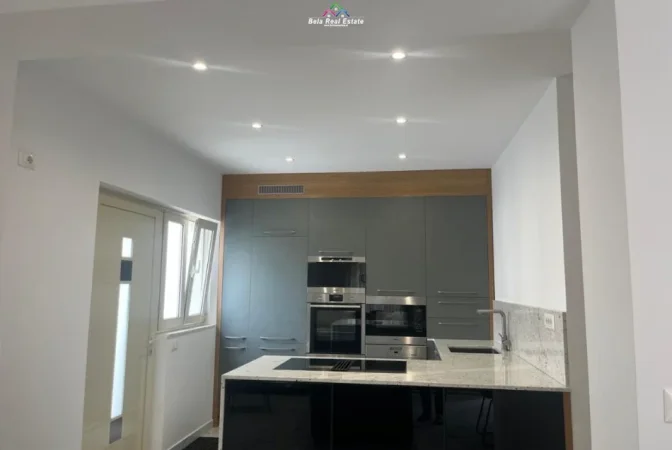 Tirane, jepet me qera Vile 2+1 Kati 1, 80 m² 580 € (siri kodra)