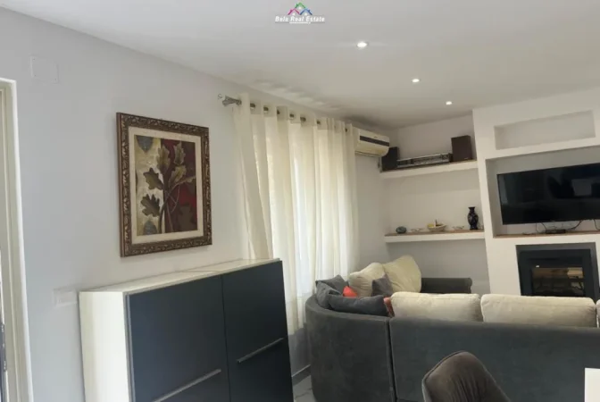 Tirane, jepet me qera Vile 2+1 Kati 1, 80 m² 580 € (siri kodra)