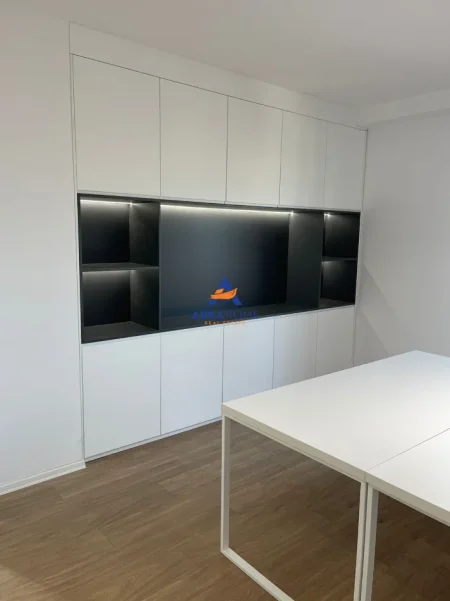 Tirane, jepet me qera ambjent biznesi Kati 13, 124 m² 1.500 € 