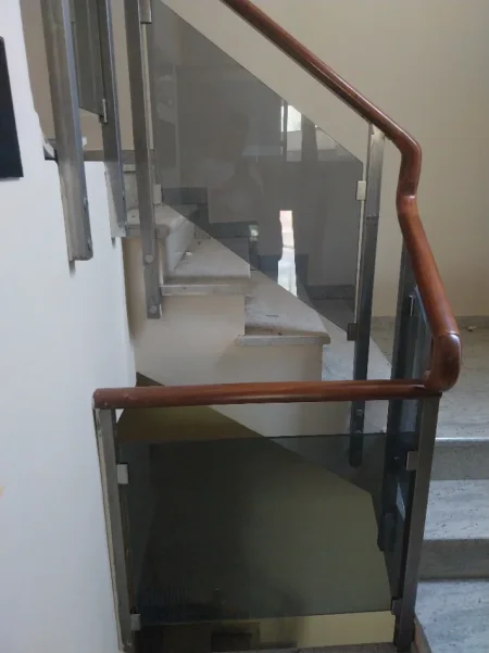Shqiperi, shes aksesore OKAZION. MBYLLET HOTEL☆☆☆☆ •SHITEN 25 COPË PARMAK SHKALLËSH XHAM ME DRU
