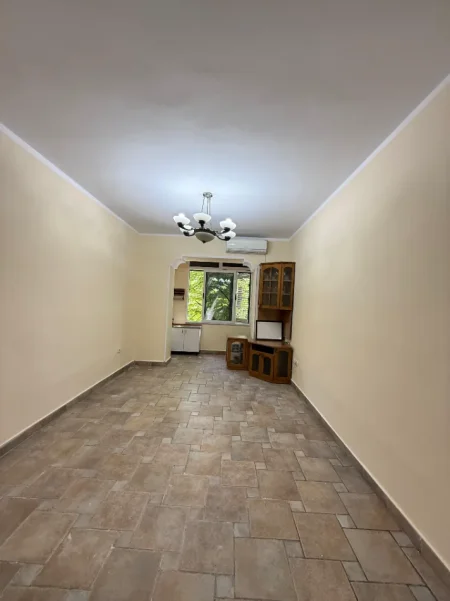 Tirane, shitet apartament 1+1+Ballkon Kati 2, 60 m² 150.000 € (Rruga Bardhyl, prane kryqezimit te Bar Oslo)