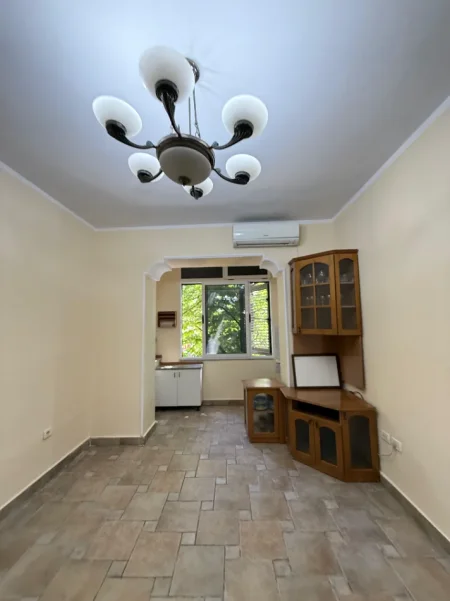 Tirane, shitet apartament 1+1+Ballkon Kati 2, 60 m² 150.000 € (Rruga Bardhyl, prane kryqezimit te Bar Oslo)