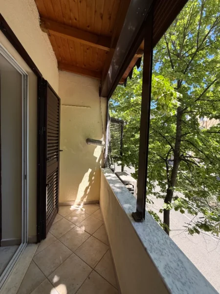 Tirane, shitet apartament 1+1+Ballkon Kati 2, 60 m² 150.000 € (Rruga Bardhyl, prane kryqezimit te Bar Oslo)