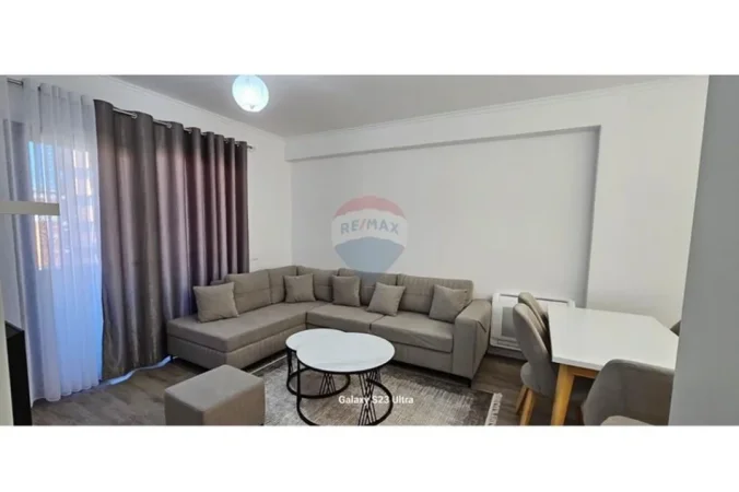 Tirane, jepet me qera apartament 2+1+Ballkon Kati 4, 105 m² 700 € (Rruga Teodor Keko)