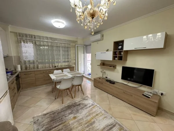Tirane, jepet me qera apartament 1+1+Ballkon Kati 4, 70 m² 550 € (Kompleksi Kontakt)