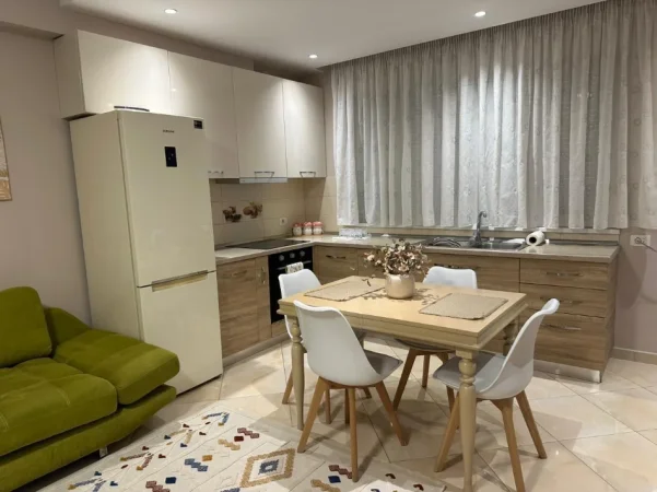 Tirane, jepet me qera apartament 1+1+Ballkon Kati 4, 70 m² 550 € (Kompleksi Kontakt)