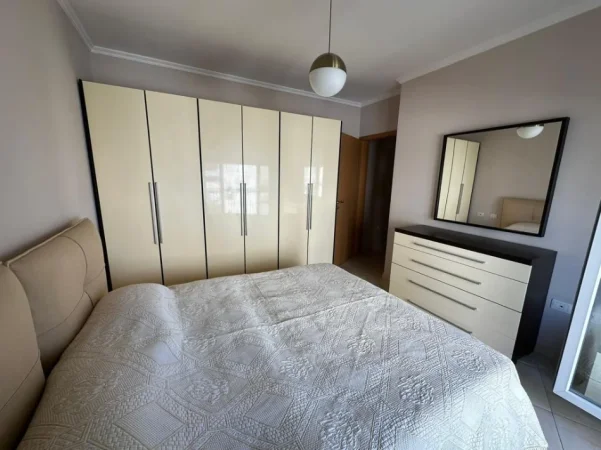 Tirane, jepet me qera apartament 1+1+Ballkon Kati 4, 70 m² 550 € (Kompleksi Kontakt)