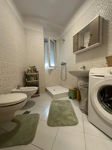 Tirane, jepet me qera apartament 1+1+Ballkon Kati 4, 70 m² 550 € (Kompleksi Kontakt)