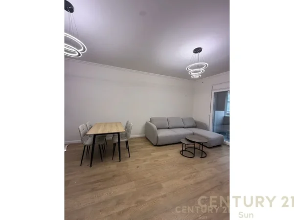 Tirane, jepet me qera apartament 1+1+Ballkon Kati 2, 65 m² 800 € (Komuna e Parisit)