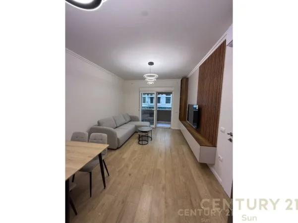 Tirane, jepet me qera apartament 1+1+Ballkon Kati 2, 65 m² 800 € (Komuna e Parisit)