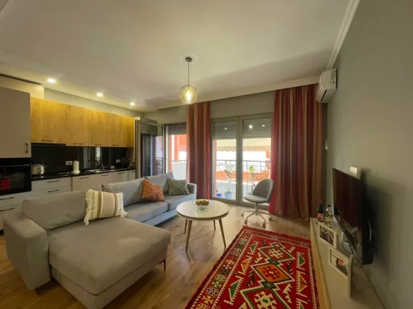 Tirane, jepet me qera apartament 1+1+Ballkon Kati 5, 72 m² 700 € (Kompleksi Delijorgji)