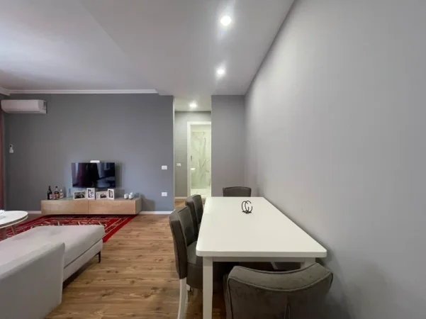 Tirane, jepet me qera apartament 1+1+Ballkon Kati 5, 72 m² 700 € (Kompleksi Delijorgji)