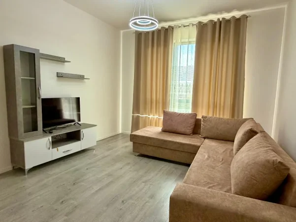 Tirane, jepet me qera apartament 2+1+Ballkon Kati 4, 95 m² 600 € (ish dogana)