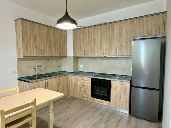 Tirane, jepet me qera apartament 2+1+Ballkon Kati 4, 95 m² 600 € (ish dogana)