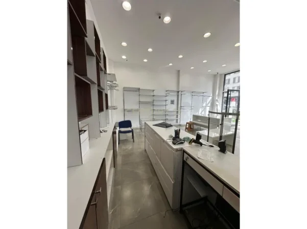 Tirane, shitet ambjent biznesi Kati 0, 116 m² 450.000 € (5 Maji)
