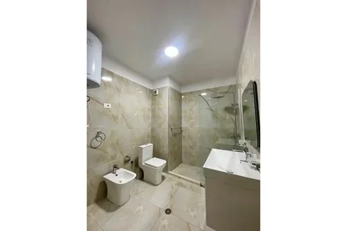 Tirane, jepet me qera apartament 1+1+Ballkon Kati 6, 82 m² 900 € (Rruga Sami Frasheri)