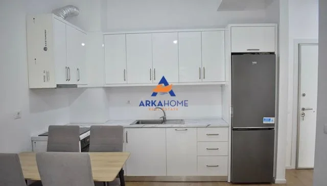 Tirane, jepet me qera apartament 1+1+Ballkon Kati 5, 60 m² 473 € 