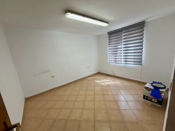 Tirane, jepet me qera zyre Kati 1, 70 m² 600 € (21 Dhjetori)