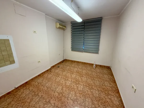 Tirane, jepet me qera zyre Kati 1, 70 m² 600 € (21 Dhjetori)