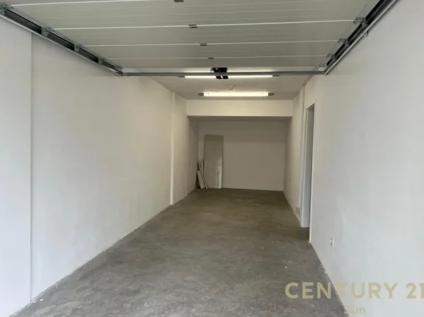 Tirane, jepet me qera apartament 3+1 , 335 m² 1.300 € (Sauk)