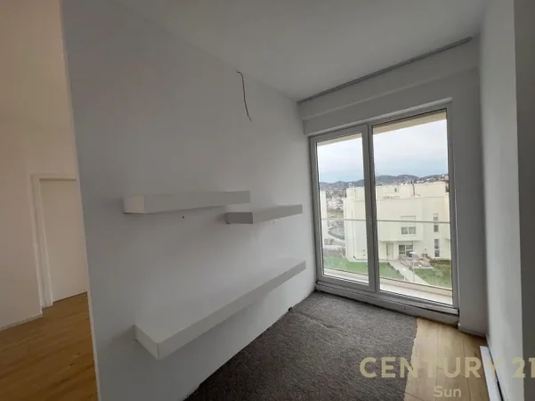 Tirane, jepet me qera apartament 3+1 , 335 m² 1.300 € (Sauk)