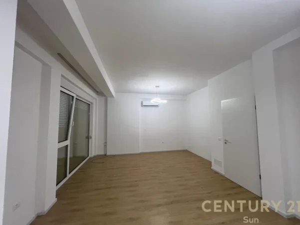 Tirane, jepet me qera apartament 3+1 , 335 m² 1.300 € (Sauk)