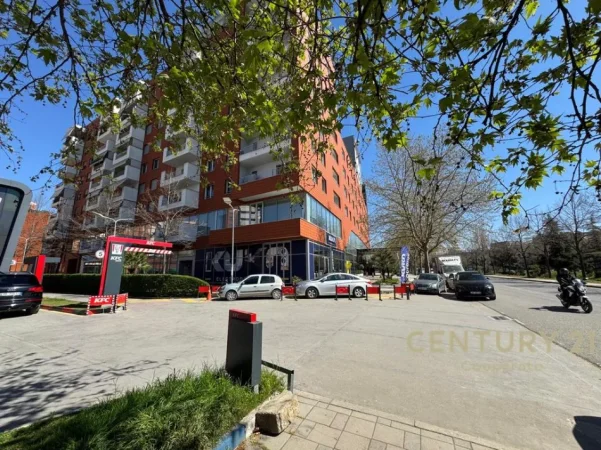 Tirane, jepet me qera dyqan Kati 0, 250 m² 5.000 € (DElijorgji)