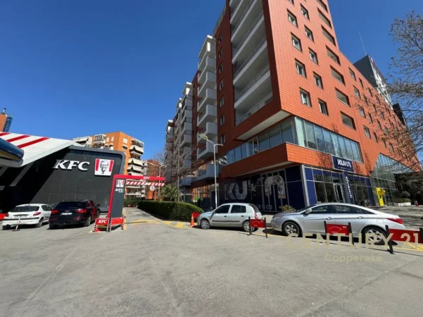 Tirane, jepet me qera dyqan Kati 0, 250 m² 5.000 € (DElijorgji)