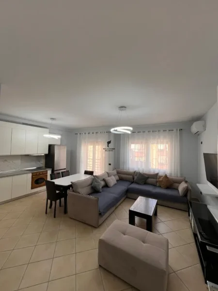 Tirane, jepet me qera apartament 2+1 Kati 10, 100 m² 1.000 € (QENDER)