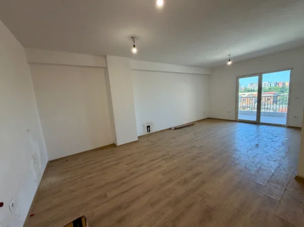 Tirane, shitet apartament 2+1+Ballkon Kati 3, 117 m² 200.000 € (Laprake te Kompleksi Aura)