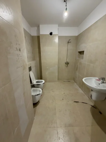 Tirane, shitet apartament 2+1+Ballkon Kati 3, 117 m² 200.000 € (Laprake te Kompleksi Aura)