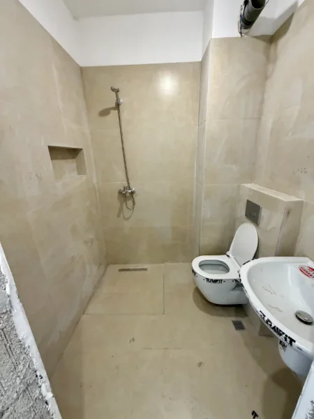 Tirane, shitet apartament 2+1+Ballkon Kati 3, 117 m² 200.000 € (Laprake te Kompleksi Aura)