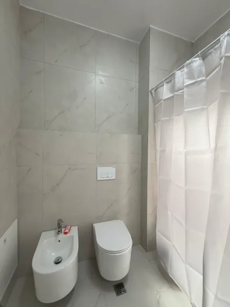 Tirane, jepet me qera apartament 1+1+Ballkon Kati 7, 450 € (Ali Dem, Rezidenca Kadiu)