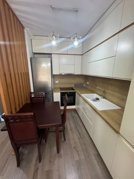Tirane, jepet me qera apartament 1+1+Ballkon Kati 5, 62 m² 500 € (Tower Bridge 3)