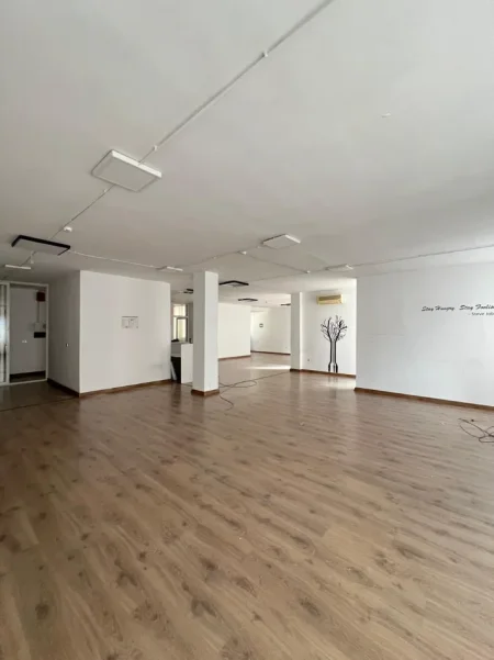 Tirane, jepet me qera dyqan , 200 m² 2.400 € (ish blloku)