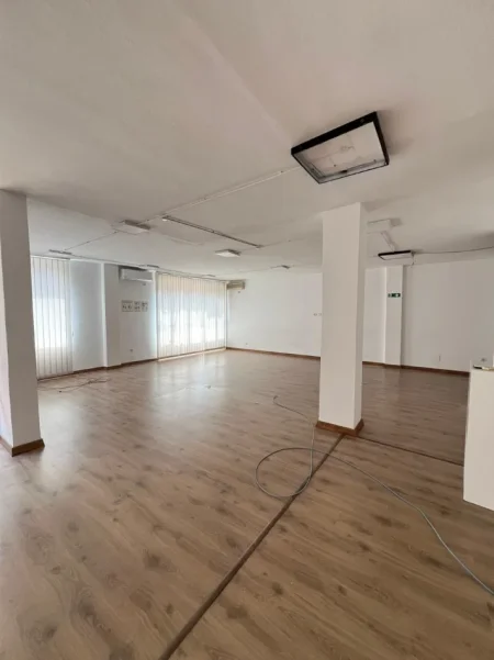 Tirane, jepet me qera ambjent biznesi , 200 m² 2.400 € (ish blloku)