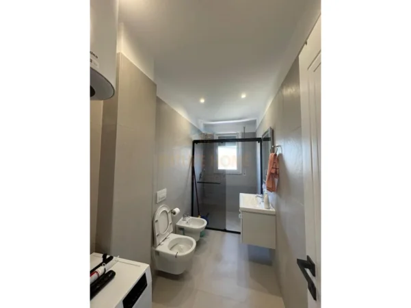 Tirane, jepet me qera apartament 2+1+Ballkon , 99 m² 550 € (Paskuqan)