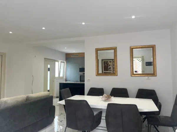 Tirane, jepet me qera Vile 2+1 Kati 1, 80 m² 580 € (siri kodra)