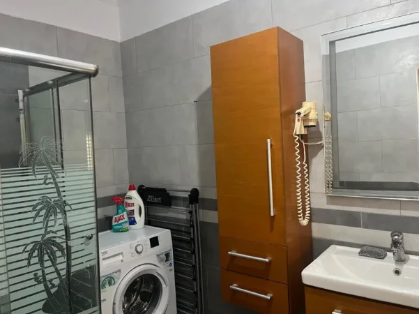 Tirane, jepet me qera Vile 2+1 Kati 1, 80 m² 580 € (siri kodra)