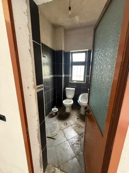 Tirane, jepet me qera ambjent biznesi Kati 3, 110 m² 630 € (sauk i ri)