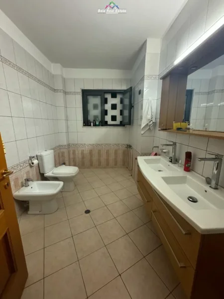 Tirane, jepet me qera apartament 3+1 Kati 5, 202 m² 1.360 € (rruga elbasanit)