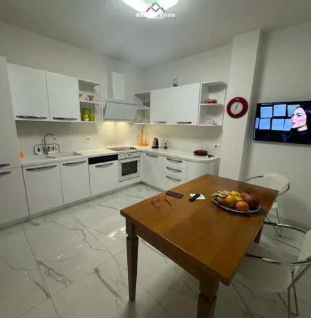 Tirane, jepet me qera apartament 3+1 Kati 5, 202 m² 1.360 € (rruga elbasanit)