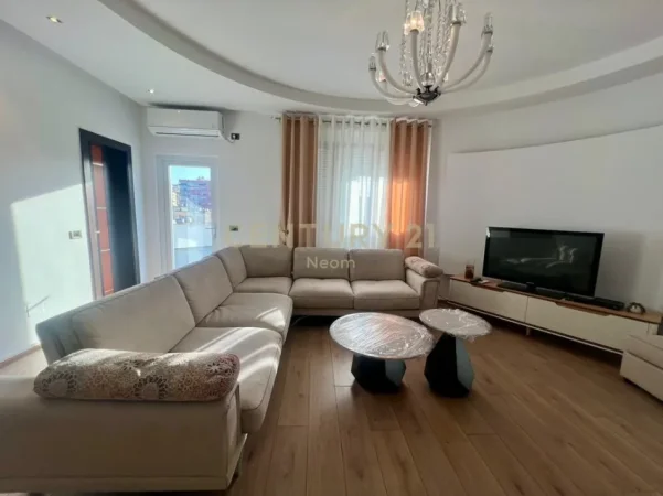 Tirane, jepet me qera apartament+verande | Penthouse 3+1+Ballkon Kati 6, 160 m² 1.300 € (garda)