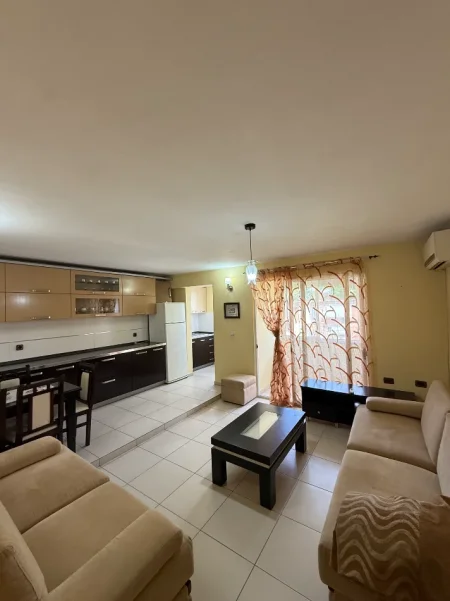 Tirane, jepet me qera apartament 1+1 Kati 4, 60 m² 300 € (Kombinat)