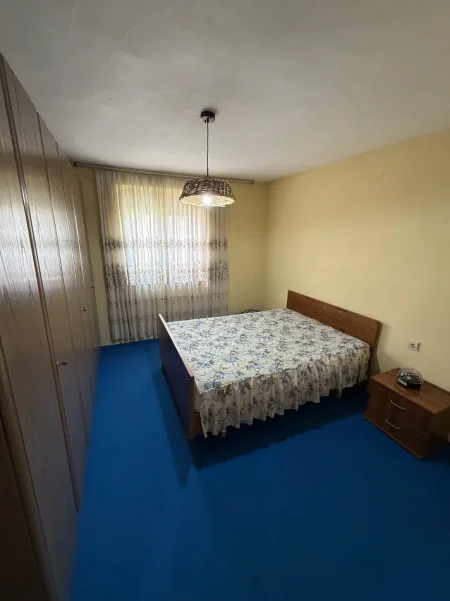 Tirane, jepet me qera apartament 1+1 Kati 4, 60 m² 300 € (Kombinat)