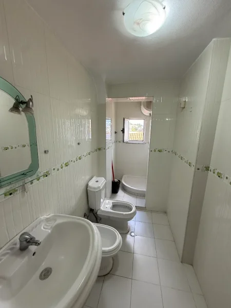 Tirane, jepet me qera apartament 1+1 Kati 4, 60 m² 300 € (Kombinat)