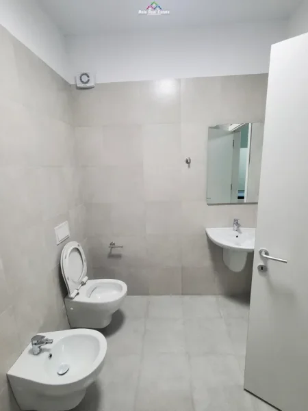 Tirane, jepet me qera apartament 2+1 Kati 2, 120 m² 1.200 € (liqeni i thate)