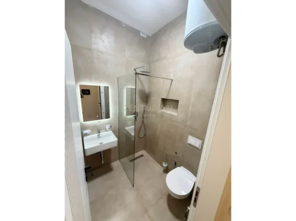 Tirane, jepet me qera apartament 1+1+Ballkon Kati 9, 53 m² 650 € (5 maji)